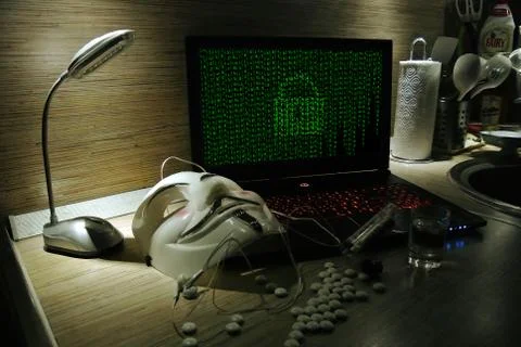 An anonymous hacker tries to crack the operating system's protection Foto stock