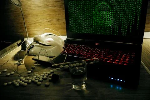An anonymous hacker tries to crack the operating system's protection Foto stock