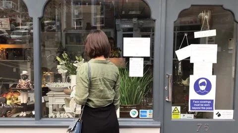 Anonymous lady window shopping in England - gimbal shot Video stock 160698521