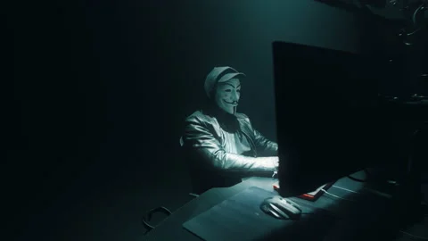 Anonymous man committing cybercrime Vídeo Stock 170230490