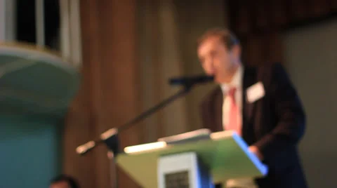 Anonymous man giving presentation Vidéo 32900827