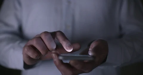 Anonymous man in Smart shirt typing late at night on phone, atmospheric glow. Vídeos de archivo 89917477