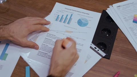 Anonymous Office Employee Marking Key Data on Financial Report with Highlighter 库存影片 321016714