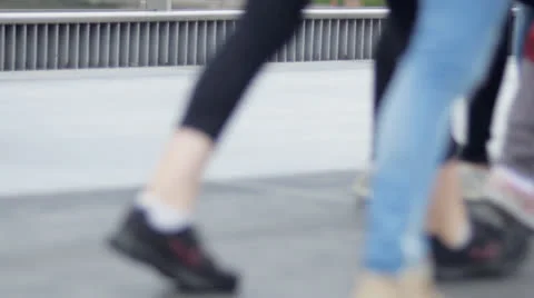 Anonymous passing crowd legs and feet, slow motion Vidéo 25201940