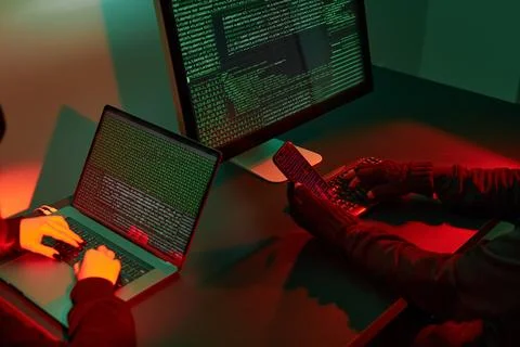 Anonymous people using computer and programming to break code. Cyber securi.. Stockfoto's