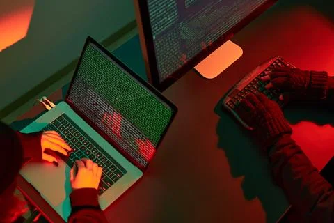 Anonymous people using computer and programming to break code. Cyber securi.. 스톡 사진