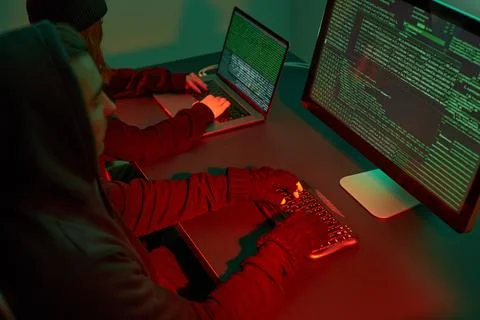 Anonymous people using computer and programming to break code. Cyber securi.. 스톡 사진