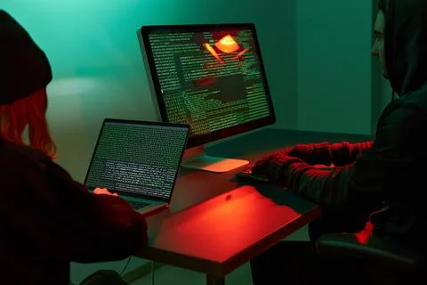 Anonymous people using computer and programming to break code. Cyber securi.. 库存照片