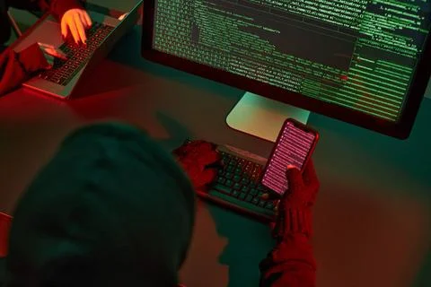 Anonymous people using computer and programming to break code. Cyber secur... Foto stock