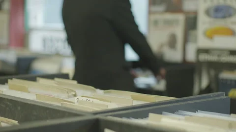 Anonymous Shopper Browsing in a Vinyl Record Store. 库存影片 136613087