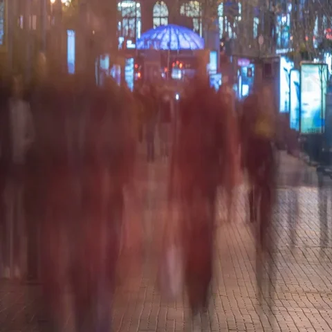 The anonymous smashed people crowd stream. Evening night time. Time lapse Vidéo 69435059