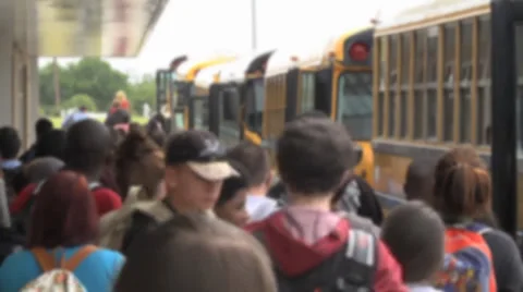Anonymous students walking to bus Vídeos de archivo 34525691