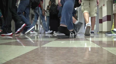 Anonymous students walking through a hallway Vídeos de archivo 34525654