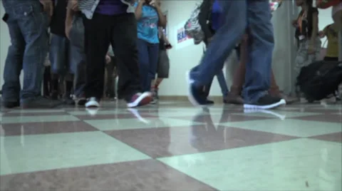 Anonymous students walking through a hallway Vídeos de archivo 34525685
