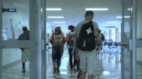 Anonymous students walking through a hallway Vídeos de archivo 34525687