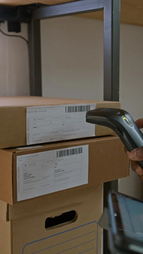 Anonymous Warehouse Worker with Tablet Scanning Barcode on Parcels 스톡 동영상 321462979