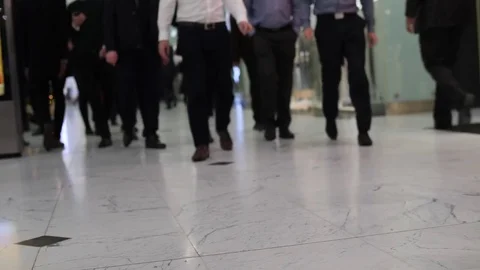 Anonymous workers and shoppers walk through a busy mall 스톡 동영상 82706942
