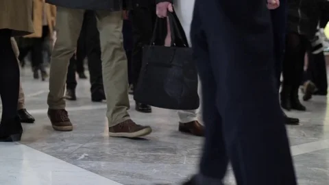 Anonymous workers and shoppers walk through a busy mall 스톡 동영상 82707060