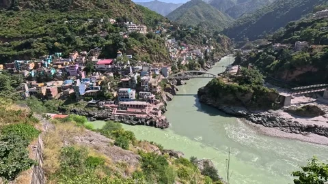 Anoramic establishing shot of Devprayag mountain town and the magnificent s.. Video stock 337642058