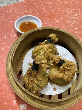 Another angle of steamed dumplings rest in bamboo steamer 库存照片