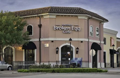 Another Broken Egg Cafe restaurant exterior. 库存照片