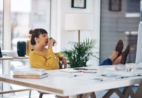 Another task done and dusted. an attractive young businesswoman sitting with her Foto stock