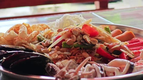 Another view of Thai seafood Som Tum Thad. Vídeo Stock 348158058