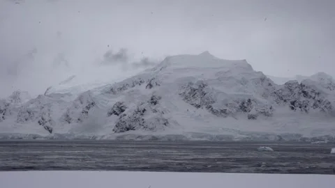 Antarctic expedition.  Exploring a snowy landscape in Antarctica 스톡 동영상 333246306