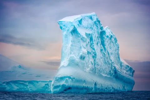 Antarctic iceberg floating in ocean Stock-Fotos