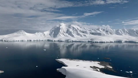 Antarctic mountain coastline and calm icy waters aerial view 스톡 동영상 337952003