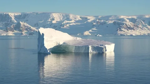 Antarctica Sailing By Huge Tabular Iceberg with Beautiful Landscape of Moun.. Vídeos de archivo 342654659