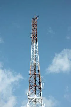 Antenna array telephone and mobile on blue sky. Foto stock