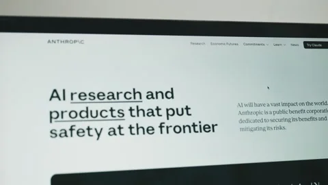 Anthropic website screen featuring AI research and product innovation 库存影片 333534923