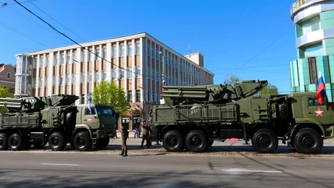 Anti-aircraft missile system "Shell" at the Victory Parade on the square Stockbeeldmateriaal 194588052