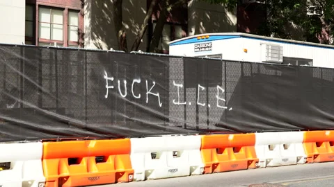 Anti-ICE Graffiti Displayed on Construction Fence in New York City. Vídeo Stock 336289889