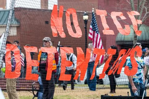 Anti ICE message displayed at courthouse rally in Georgia Foto stock