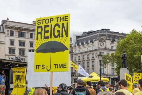 Anti-monarchy protesters hold Stop the Reign signs. London, UK, 5 May 2024 Stock Photos
