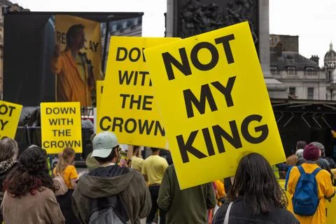 Anti-monarchy protesters holding Not My King signs. London, UK, 5 May 2024 库存照片