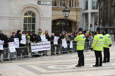 Anti Monarchy Protesters Wait At The Guild Hall Gresham Street London For The Ar Stock-Fotos