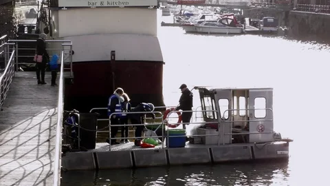 Anti polution, Cleansing Water action, UK, Bristol city Center, volunteers Vidéo 121426422