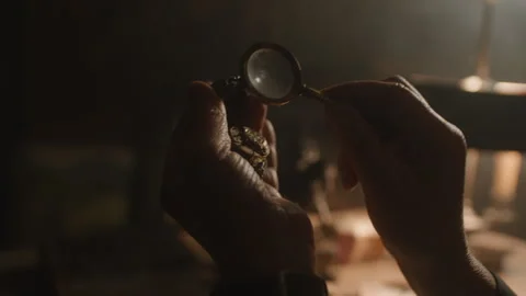 An antiquarian checking an old watch Vídeo Stock 258292573