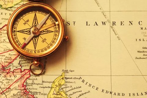 Antique brass compass over old canadian map Foto stock