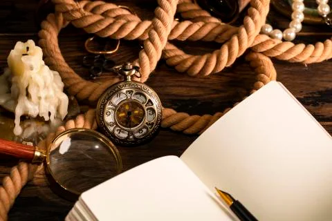 Antique clock on the background of vintage notebook and pen. Blank sheet for Foto stock