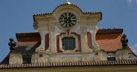 Antique clock on the top attic level of the Jemniste Chateau. Vídeo Stock 79939459