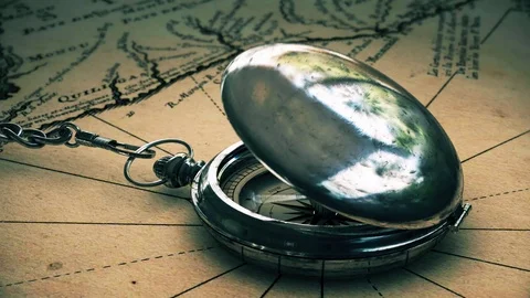 Antique compass on vintage world map. Vídeo Stock 108364845