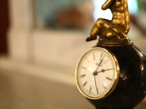 Antique desktop clock in interior 動画素材 990575