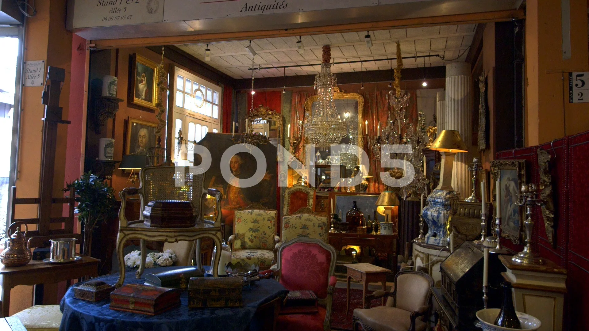 The gorgeous interiors thread - Page 5 Antique-furniture-paris-flea-market-070168338_prevstill