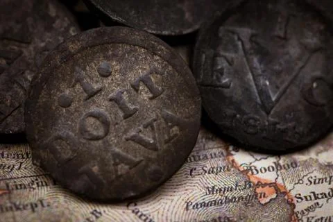 Antique Java 1 Doit Copper Coin Close Up on Old Map 스톡 사진