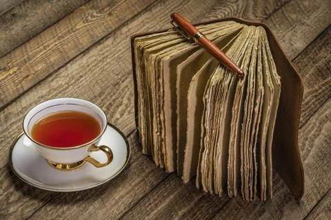 Antique leather-bound journal on rustic wood Stock-Fotos