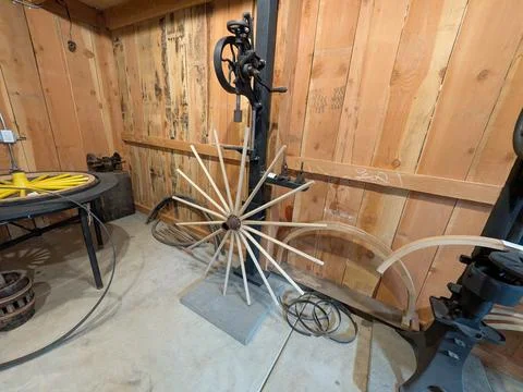 Antique machine with wagon wheel component and wooden spokes Foto stock